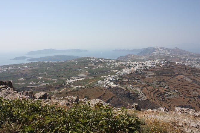 2-Day Santorini Bus Tour with Volcanic Cruise - Perissa’s black sand and a practical lunch break
