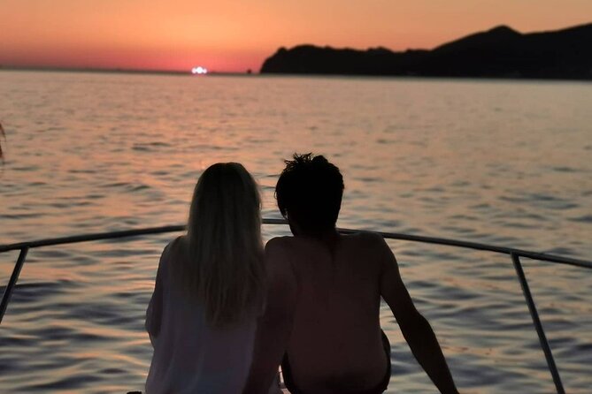 5 Hours Santorini Private Luxury Cruise with BBQ and Drinks - A Greek Barbecue Instead of a Basic Boat Snack