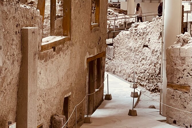 Akrotiri Family Treasure Hunt ,kid friendly Archeology Adventure - Walking the main street of the buried town