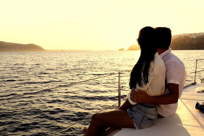 ALL-INCLUSIVE: Santorini Caldera Cruise with Greek Meal & Drinks - Sailing past the lighthouse and caldera cliffs