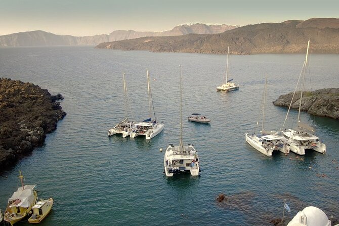 ALL-INCLUSIVE: Santorini Caldera Cruise with Greek Meal & Drinks - The sunset approach to Amoudi Bay