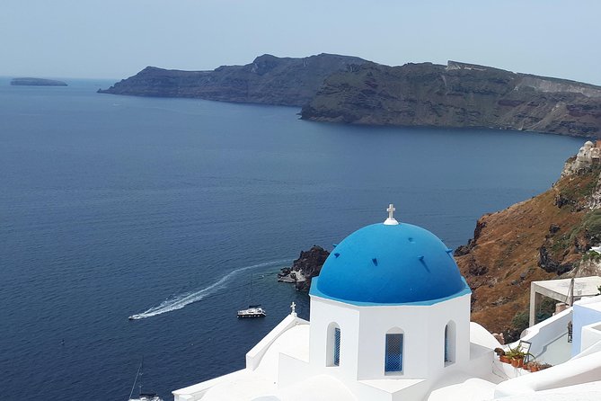Amazing sightseeing in Santorini - Perivolos and the black volcanic sand