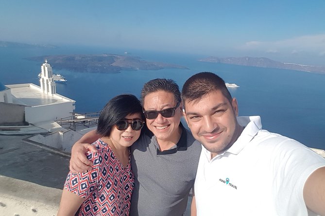 Best of Santorini Customized Private Tour - Oia and Finikia: the classic north Santorini pairing