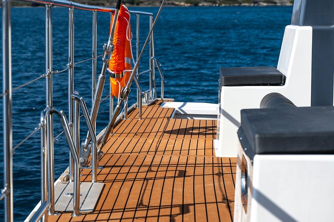 Comfort Max Catamaran Caldera Cruise with BBQ and Drinks - Is the catamaran really intimate?