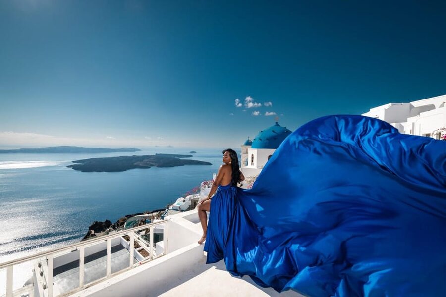 Flying dress Photoshoot in Santorini with Hotel Pickup - The private changing space is a practical luxury