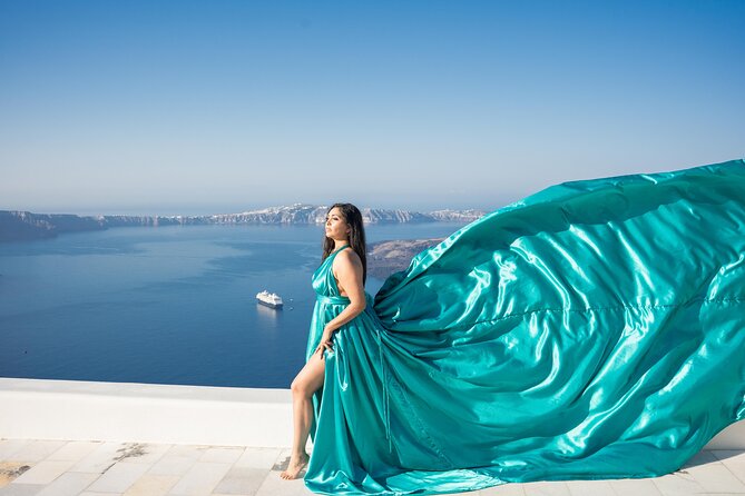 Flying Dress Photoshoot Tour in Santorini & Pick up - Posing help makes the hour easier