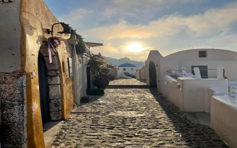 From Santorini: Guided Oia Morning Tour with Breakfast - Breakfast above the caldera in Imerovigli