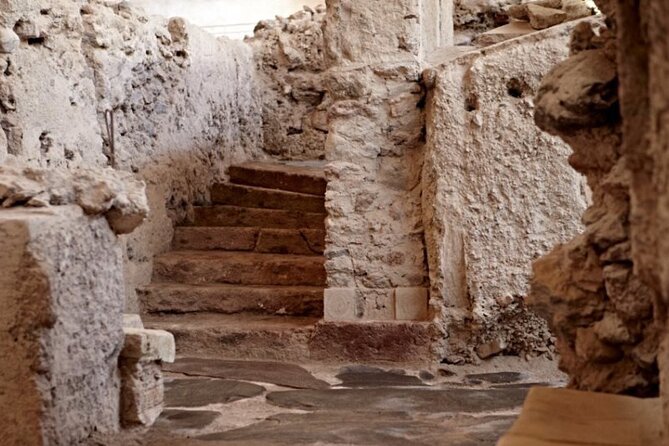 Guided Tour to the Akrotiri Archaeological Site in Santorini - Why Akrotiri deserves a place on your Santorini schedule