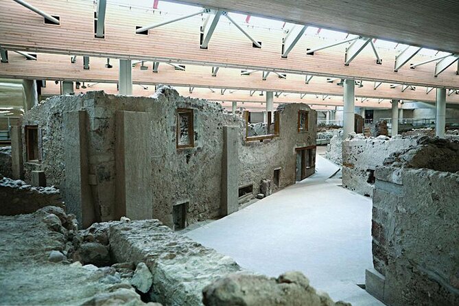Guided Tour to the Akrotiri Archaeological Site in Santorini - What the guide adds to a short visit
