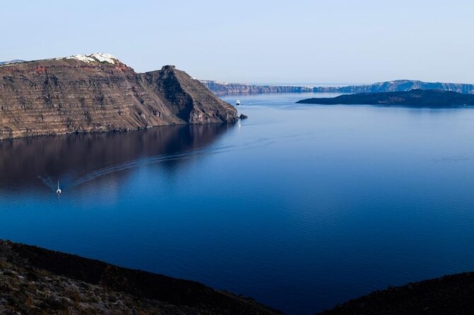 Hiking activity through the volcanic land of wonder - Arriving in Oia on foot