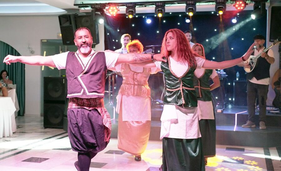 Kamari: Greek Show, Buffet Dinner, and Drinks at Dimitris - The open bar and what it really includes