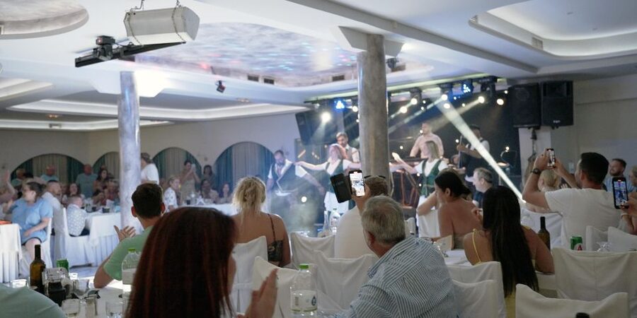 Kamari: Greek Show, Buffet Dinner, and Drinks at Dimitris - Joining the dancing without feeling pressured