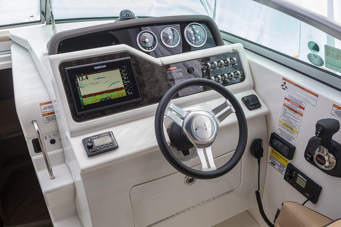 Motor Yacht (2020)Luxury Private Cruise Around Santorini - Captain quality can shape the whole day