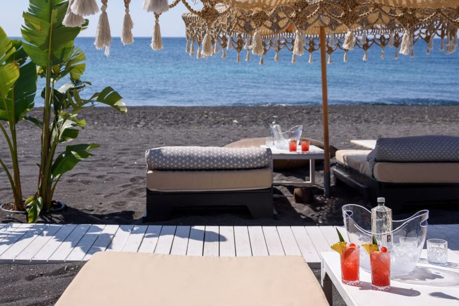 Perivolos Beach: Sun-Bed Experience FortyOne Bar Restaurant - Service, comfort, and the small details