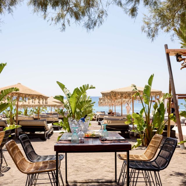 Perivolos Beach: Sun-Bed Experience FortyOne Bar Restaurant - Timing your day at FortyOne
