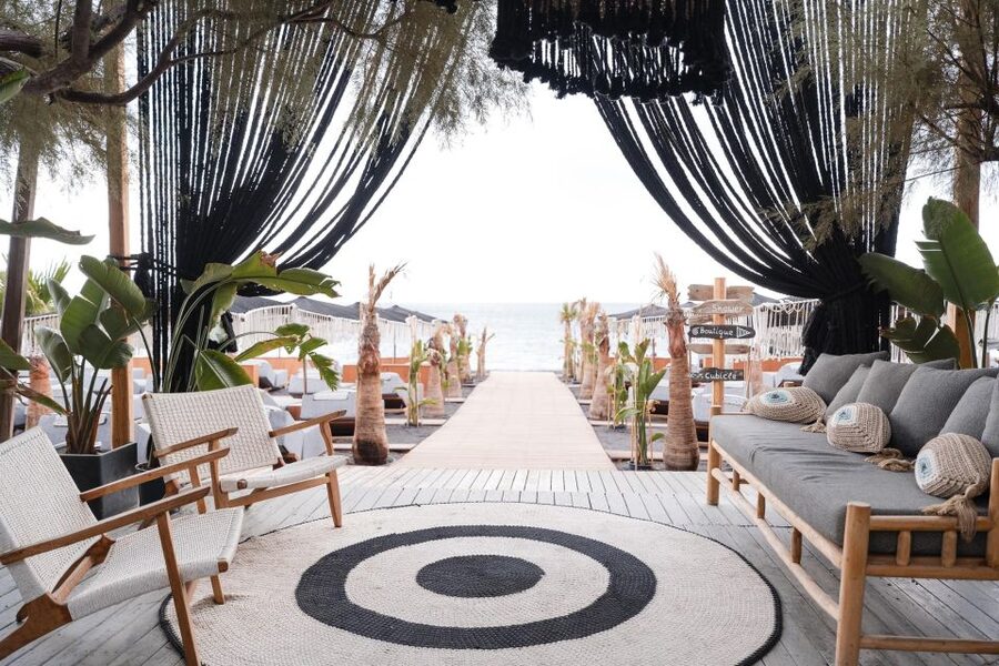 Perivolos Beach: Sun-Bed Experience FortyOne Bar Restaurant - Who should book this experience?
