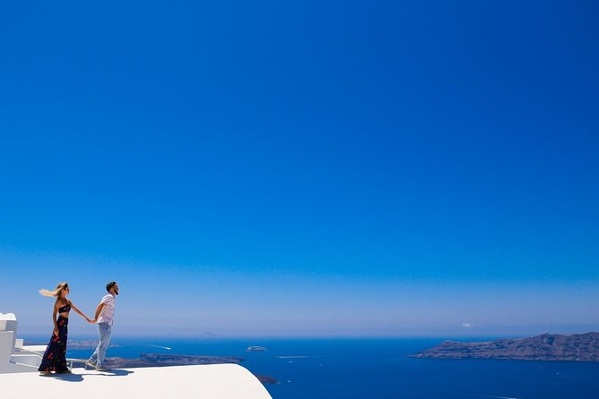 Personal Travel and Vacation Photographer Tour in Santorini - A photographer who directs instead of simply clicking