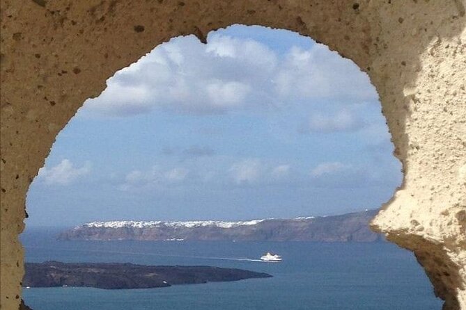 Private 6 hour guided tour in Santorini !!! - Venetian castle remains add history to the postcard