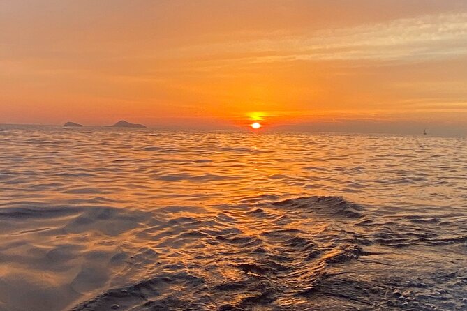 Private all included yacht Tour in Santorini - Thirasia and the traditional lunch stop