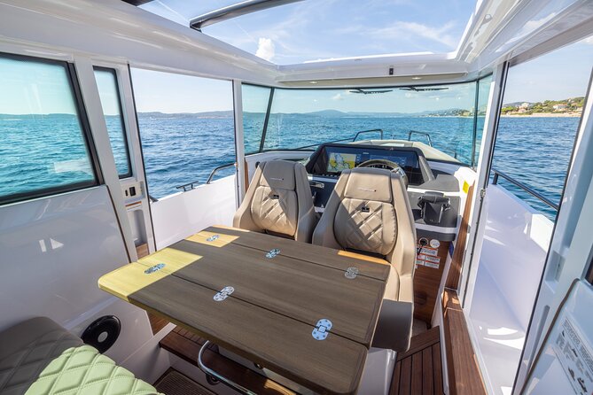 Private Axopar 37 MotorYacht Cruise in Santorini w/ Snack & Drink - Seeing Santorini from Vlichada
