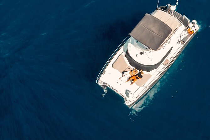 Private Caldera Cruise with Power Catamaran ENJOY incl. Meal & Drinks - Seeing Santorini from a private power catamaran