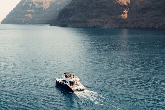 Private Caldera Cruise with Power Catamaran ENJOY incl. Meal & Drinks - Drinks, swimming gear, and the feel on board