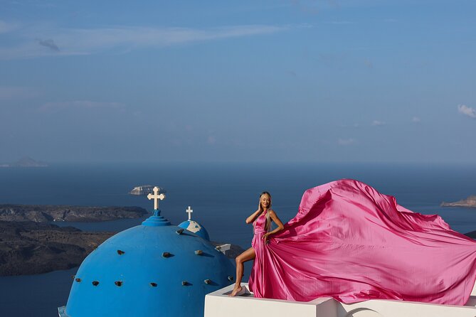 Private Express Flying Dress Photoshoot in Santorini – 30 Minutes - What the photographer and assistant add