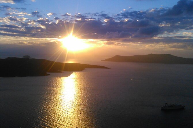 Private Half Day Guided Tour Visit to Santorini - Red Beach: a short look at volcanic color