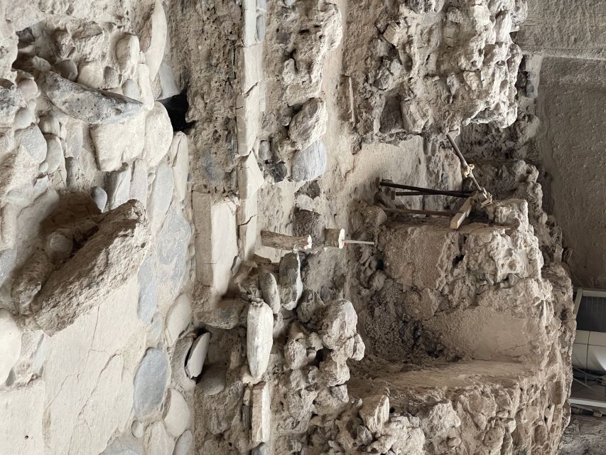 Santorini: Akrotiri Private Guided Tour with Hotel Pick-Up - Key points at a glance