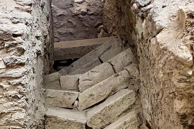 Santorini , Akrotiri tour by a licensed guide - Who will enjoy this most