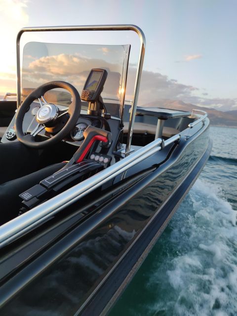 Santorini Boat Cruise -License Free- - A boat designed for eight people