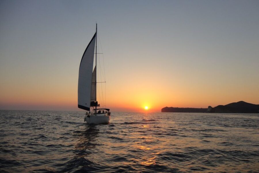 Santorini Caldera: Sunset Sailing Cruise with Meal - From your hotel to Vlychada Marina