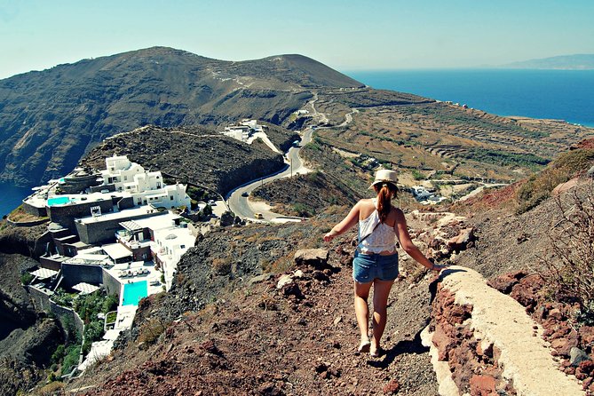 Santorini Caldera Walk Hiking Experience Fira-Oia - Dirt trails, gravel, and the uphill work