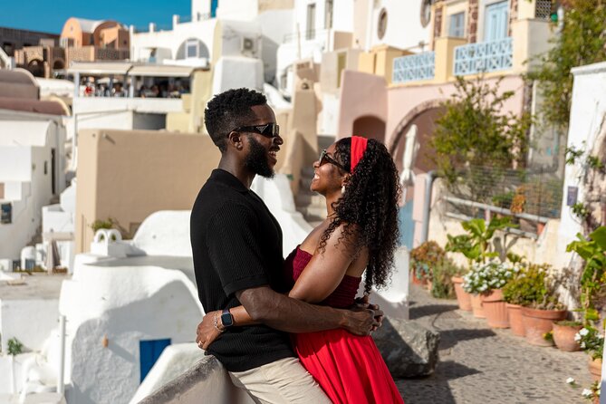 Santorini couple photoshoot with 50 edited photos! - Why a short photo shoot works in Oia