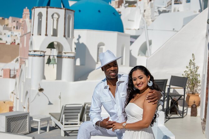 Santorini couple photoshoot with 50 edited photos! - Working with photographer Gesti