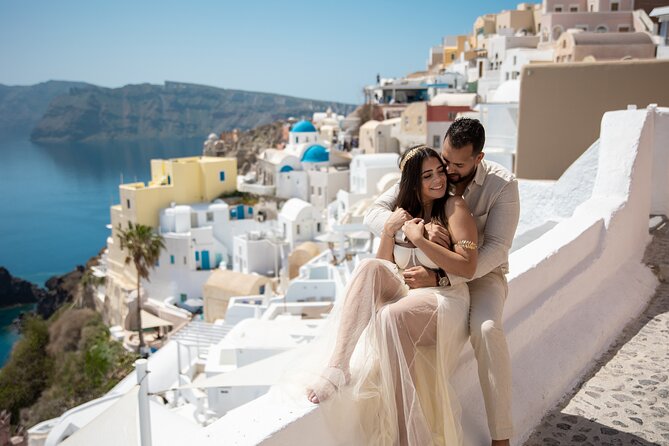 Santorini couple photoshoot with 50 edited photos! - Stop one: the famous blue-dome viewpoint