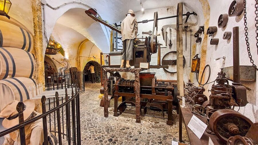 Santorini: Culture & Highlight Tour with Wine Tasting - How the timing really affects your day