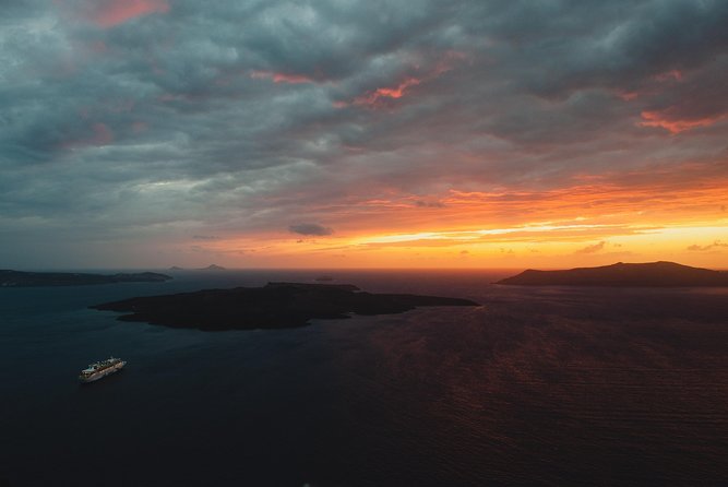 Santorini Customized Tours - Akrotiri: ancient ruins and volcanic edges