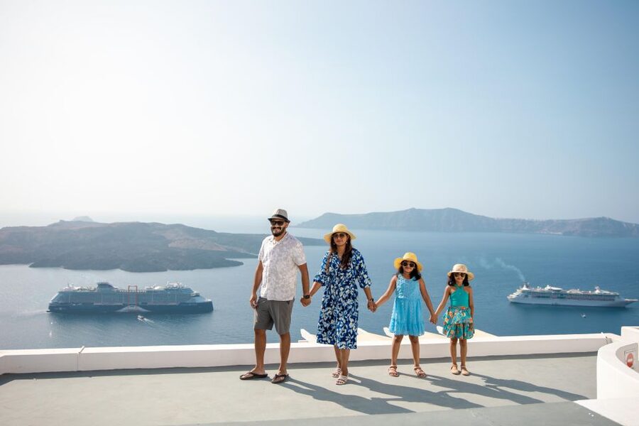 Santorini Family Photoshoot (Oia Village) - Key points at a glance