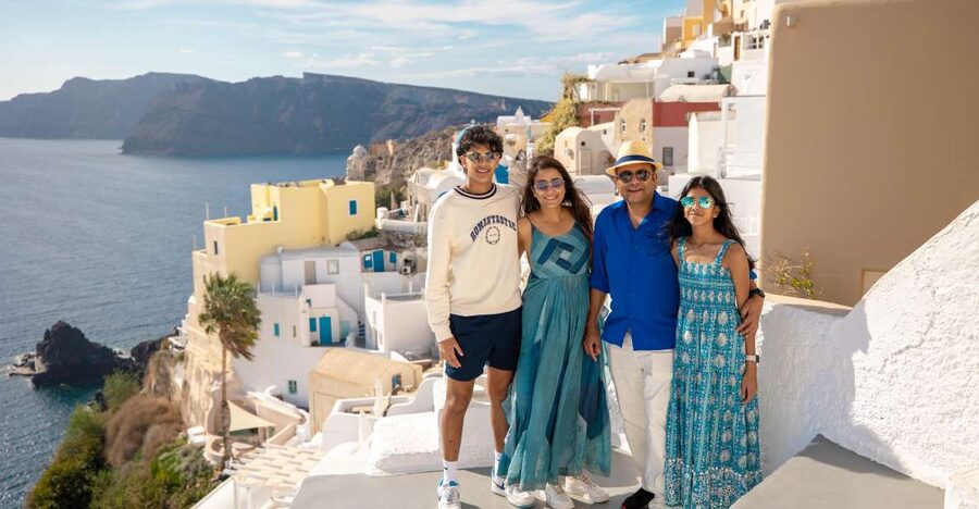 Santorini Family Photoshoot (Oia Village) - Meeting your photographer in the village