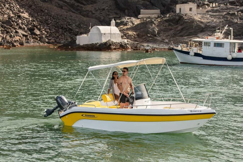 Santorini: license free boat in Santorini - Red Beach and White Beach: two different kinds of stops