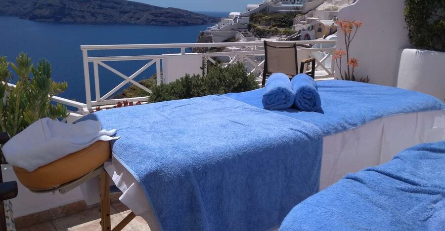 Santorini: Mobile Couples Massage at Your Private Villa - The private couples format