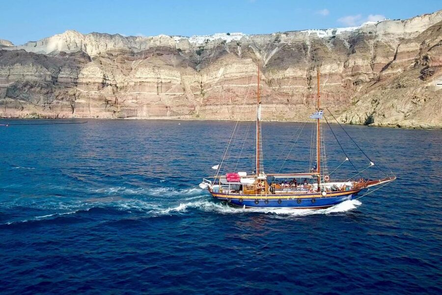Santorini: Mythical Day Trip to Akrotiri with Volcano Cruise - Atlantis as a 9D theatrical show