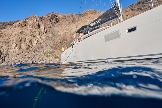 Santorini Oia: Caldera Luxury Day Cruise with BBQ & Drinks - A BBQ lunch with Greek flavors