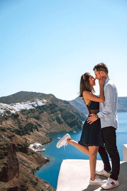Santorini: Oia Private Couple Photoshoot with 35 Photos - Why a Santorini photoshoot can be worth it