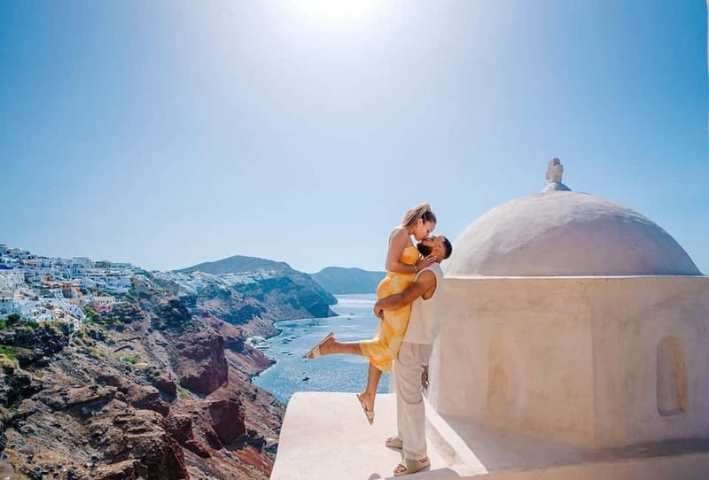 Santorini: Oia Private Couple Photoshoot with 35 Photos - Walking through the whitewashed lanes