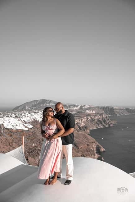 Santorini: Oia Private Couple Photoshoot with 35 Photos - What you receive after the camera stops