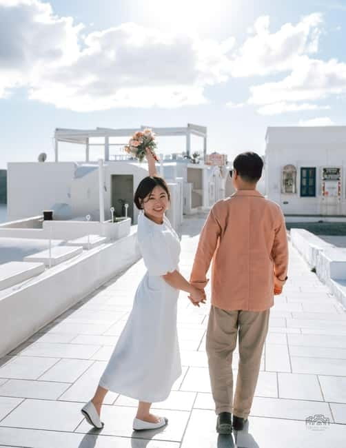 Santorini: Oia Private Couple Photoshoot with 35 Photos - Practical preparation for a smoother session
