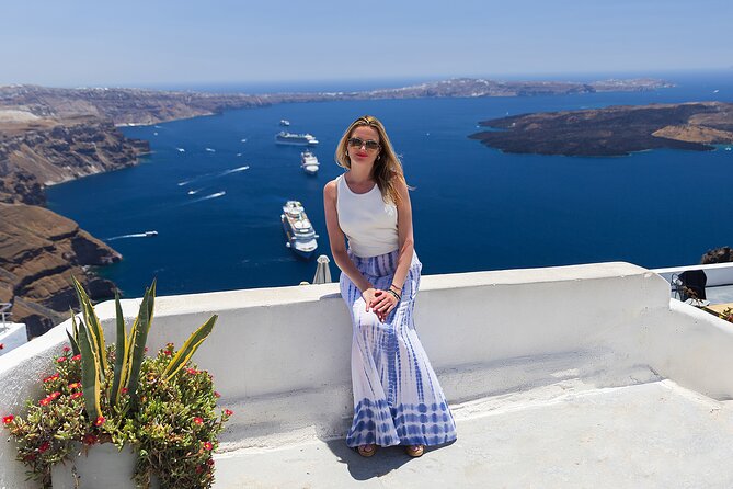 Santorini Private Casual Photoshoot in Oia and Imerovigli - How the photographer helps you pose