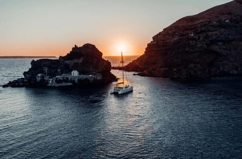 Santorini: Private Catamaran Cruise with BBQ Meal and Drinks - Starting at Ammoudi Bay below Oia